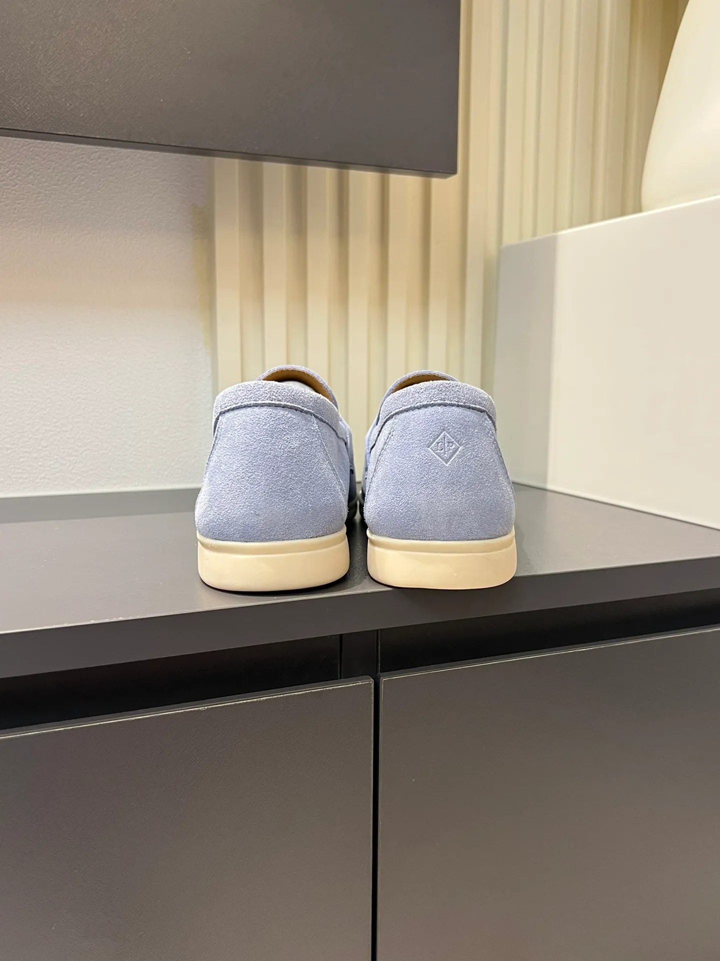 Men's shoes 💰p360 "Loro men's shoes 💰pian'*" Classic L men's shoes for couples 💰p Top version British flat loafers, a must-have item in old money style, the minimalist design is eye-catching and durable, a plus point for dressing The soft foot feel and texture are outstanding. They don’t scratch your feet and are very nice. They are matched with soft and waxy soles. They can be worn daily for a long time without getting tired. They are easy to wear, versatile and classic items, with perfect foot feel and texture! Imported cashmere fabric, the lining is made of imported A-grade water-dyed cow lining, the top version of the genuine leather midsole is sewn with pure handmade mark thread! Size: Female 35-40 (34. Customized) Male 38-44 (45.46. Customized)